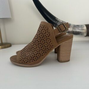 Universal thread heeled sandals